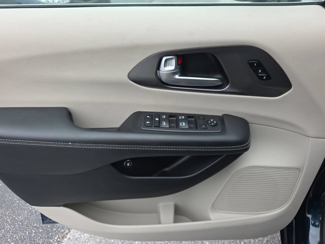 Used 2024 Chrysler Pacifica Limited FWD image 17