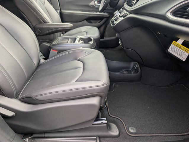 New 2027 Chrysler Pacifica Select FWD image 27