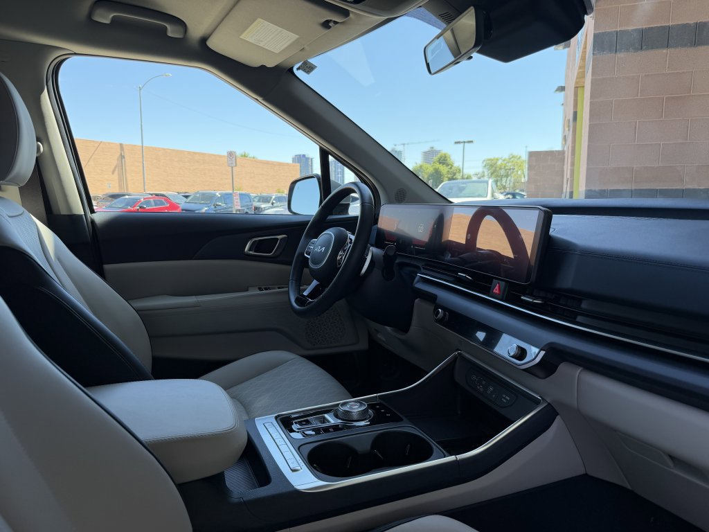 Used 2025 Kia Carnival EX image 43