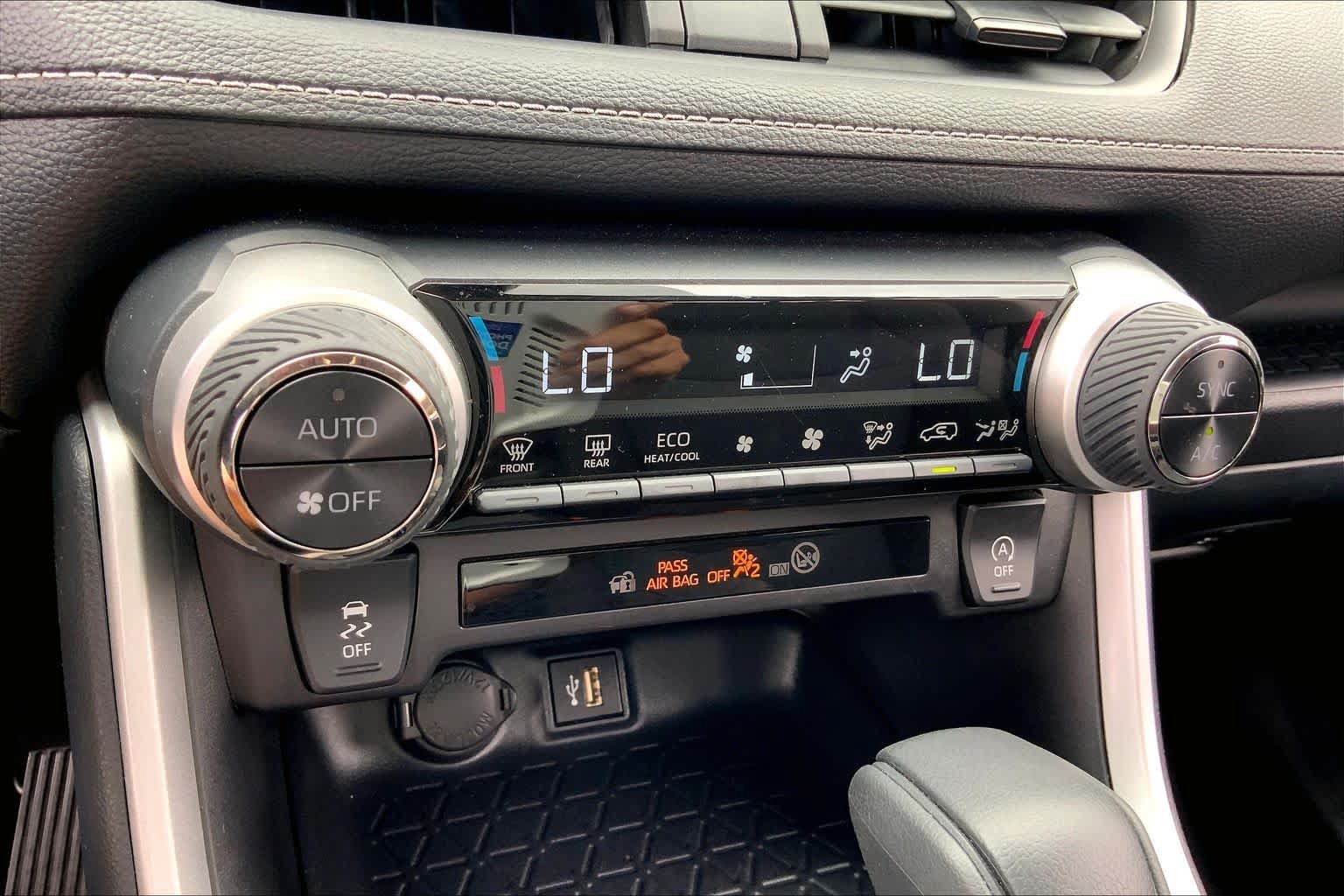 Used 2025 Toyota RAV4 XLE AWD/4WD image 32
