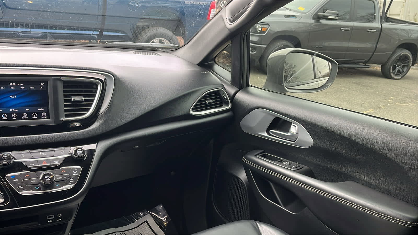 Used 2020 Chrysler Pacifica Touring-L w/ S Appearance Package image 26