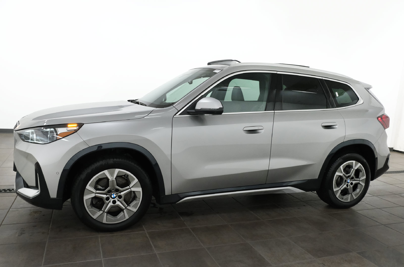 Used 2023 BMW X1 xDrive28i w/ Premium Package AWD/4WD image 2