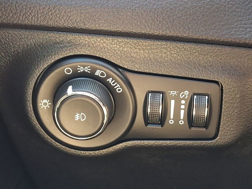 Used 2020 Jeep Compass Latitude w/ Popular Equipment Group AWD/4WD image 23