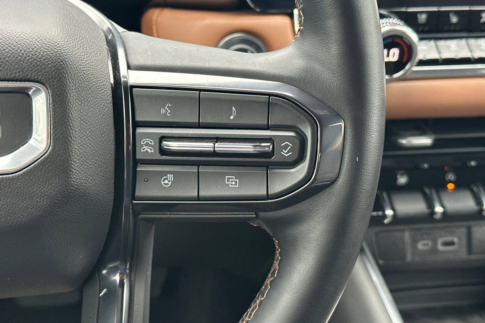 Used 2025 GMC Canyon AT4 w/ Nightfall Edition image 28