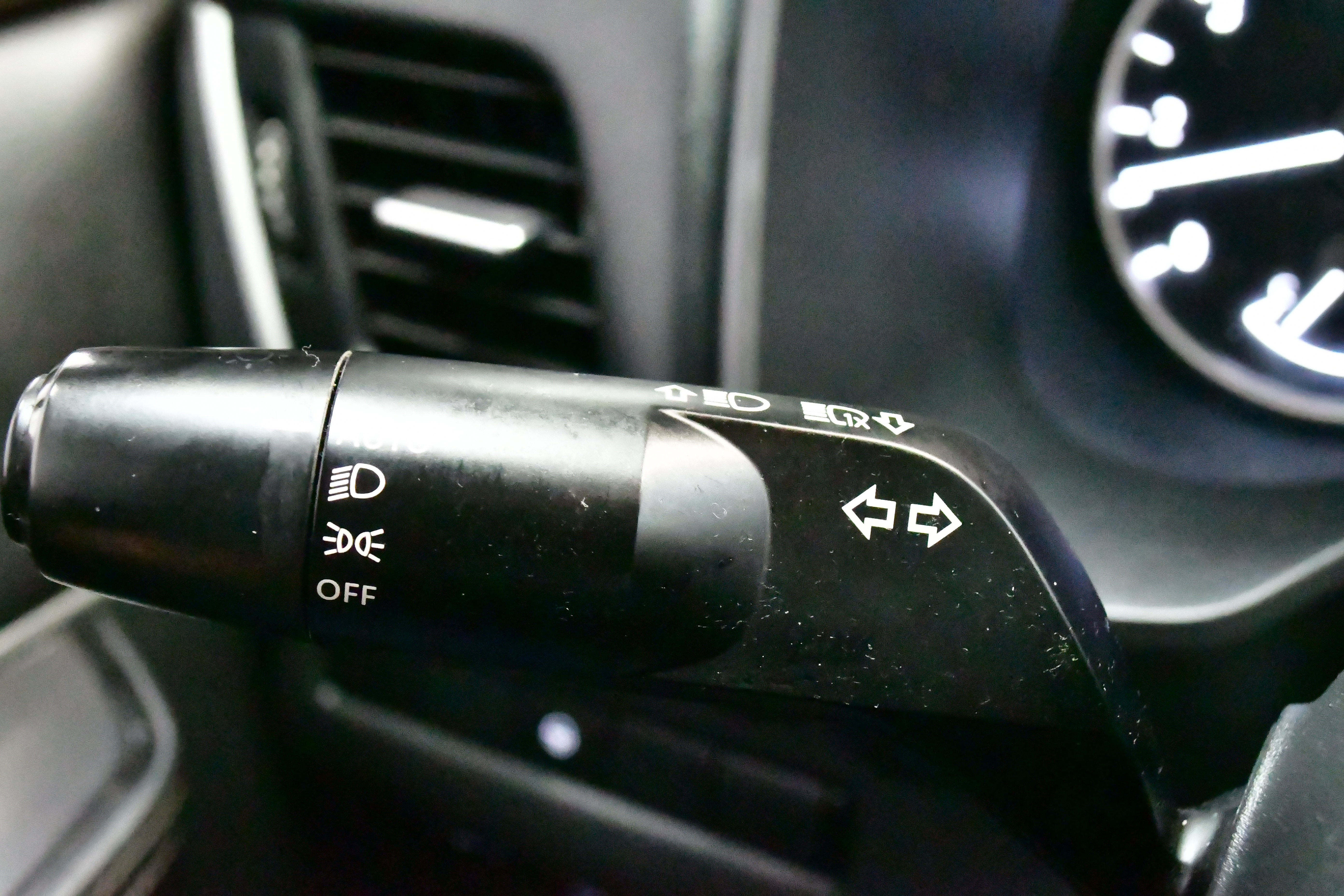 Used 2023 Nissan Rogue SV w/ SV Premium B Package image 40