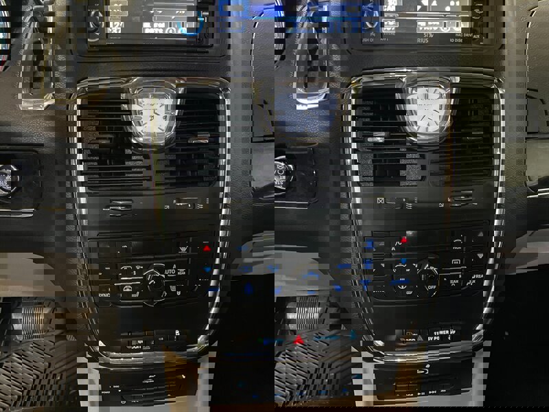 Used 2014 Chrysler Town & Country Touring-L w/ Driver Convenience Group image 13