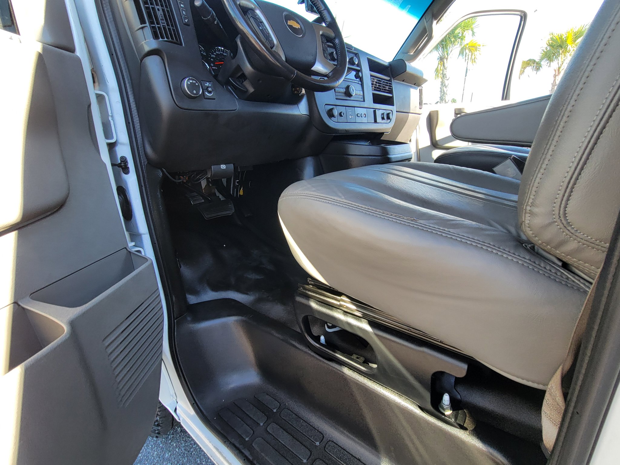 Used 2018 Chevrolet Express 2500 w/ Enhanced Convenience Package image 16
