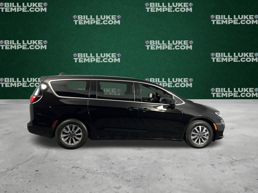 Used 2025 Chrysler Pacifica Select image 4