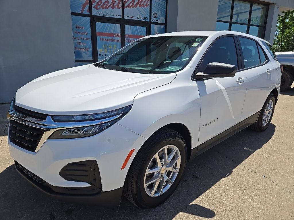 Used 2023 Chevrolet Equinox LS FWD image 3
