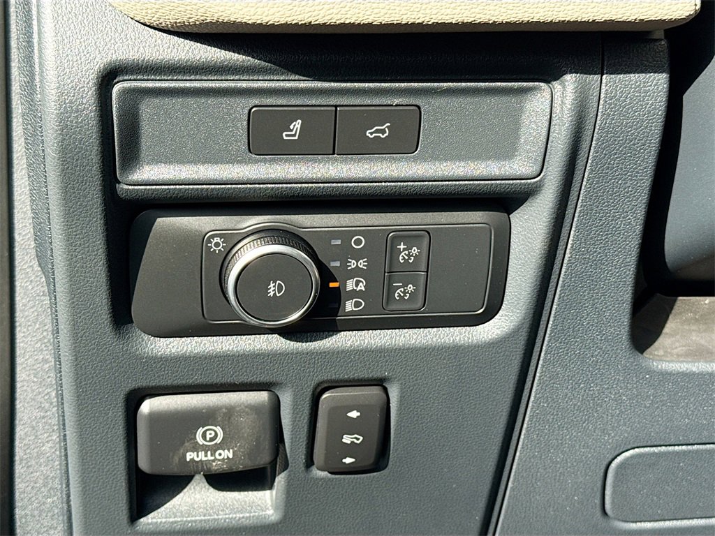 Used 2022 Ford Expedition Limited image 11