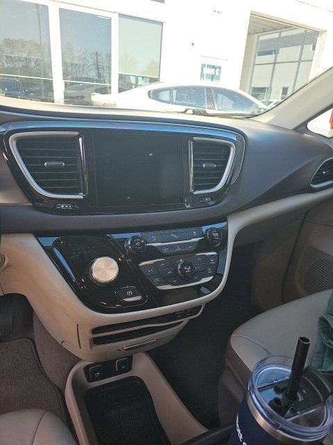 Used 2017 Chrysler Pacifica Touring-L image 10