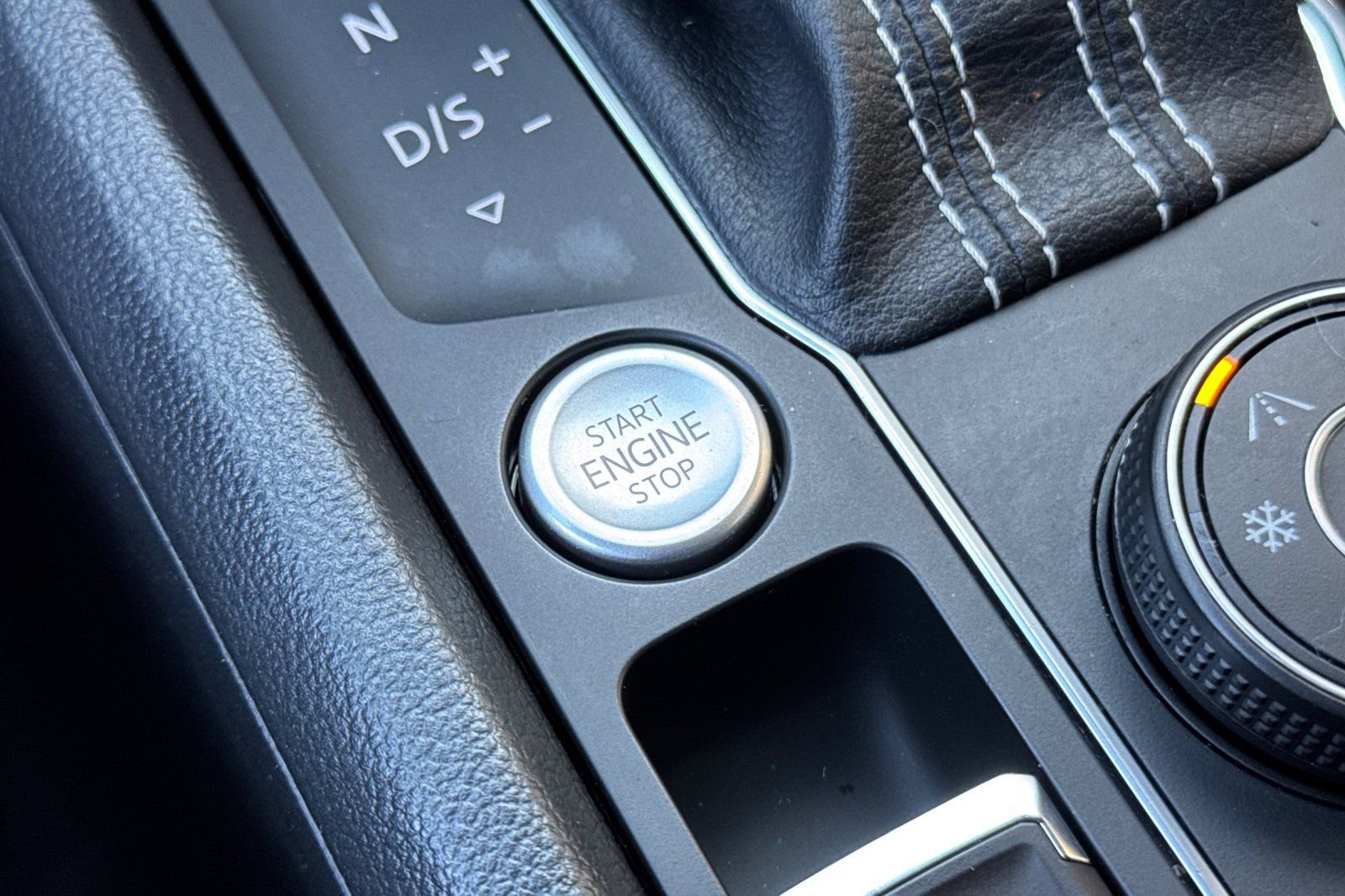 Used 2022 Volkswagen Atlas Cross Sport SE image 22