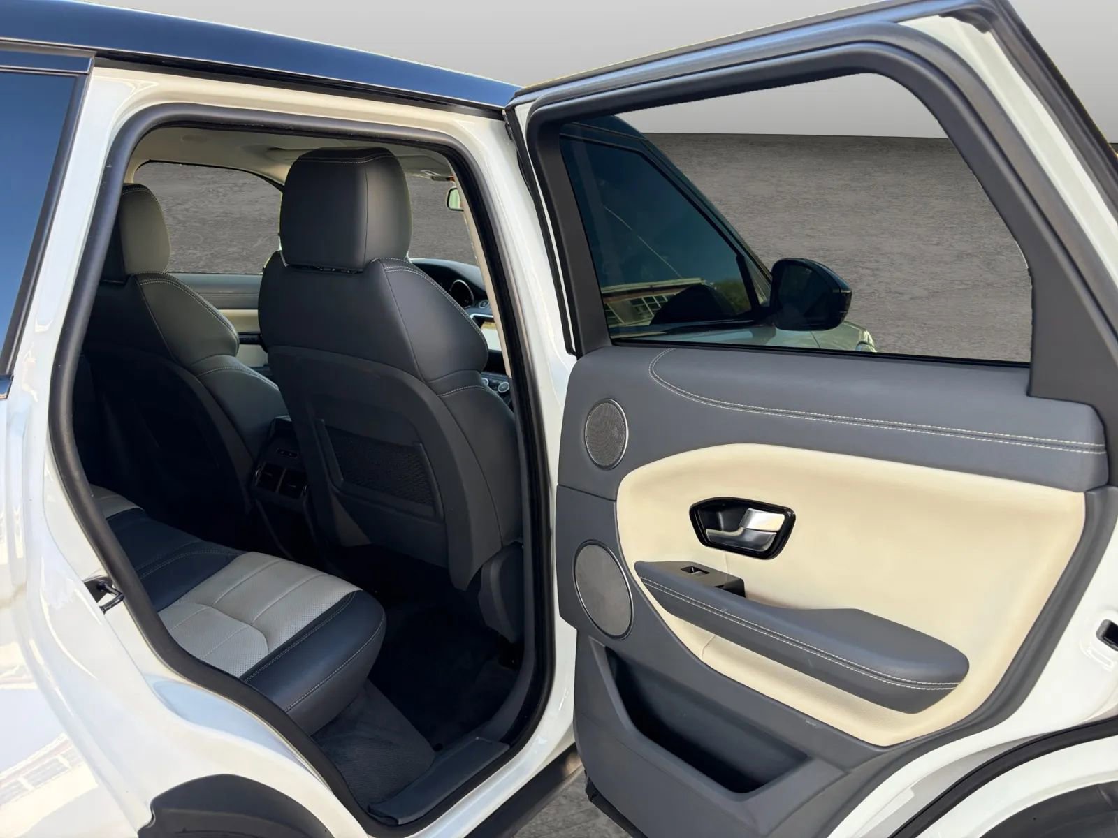 Used 2019 Land Rover Range Rover Evoque SE Premium image 15