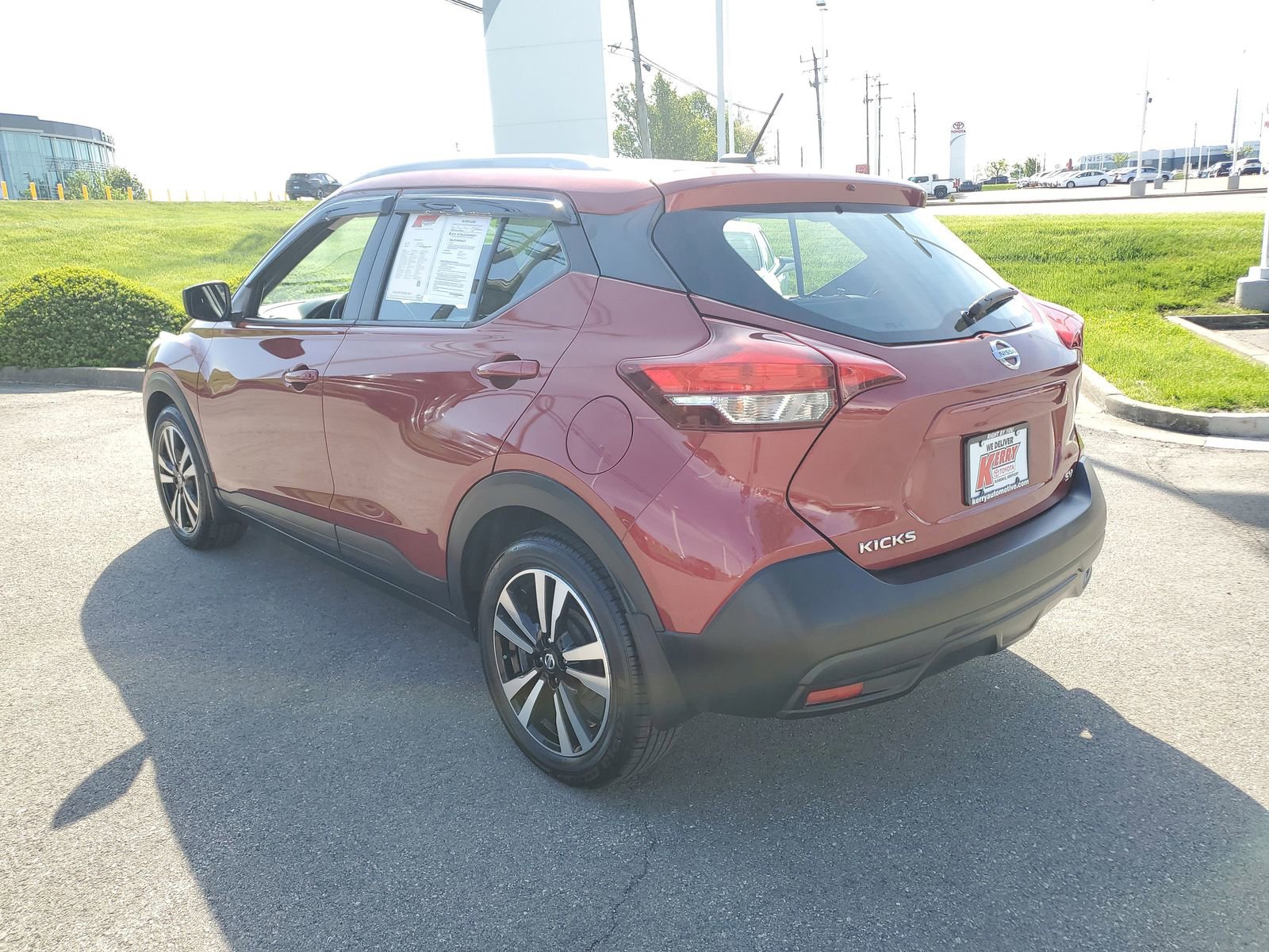 Used 2018 Nissan Kicks SV image 3