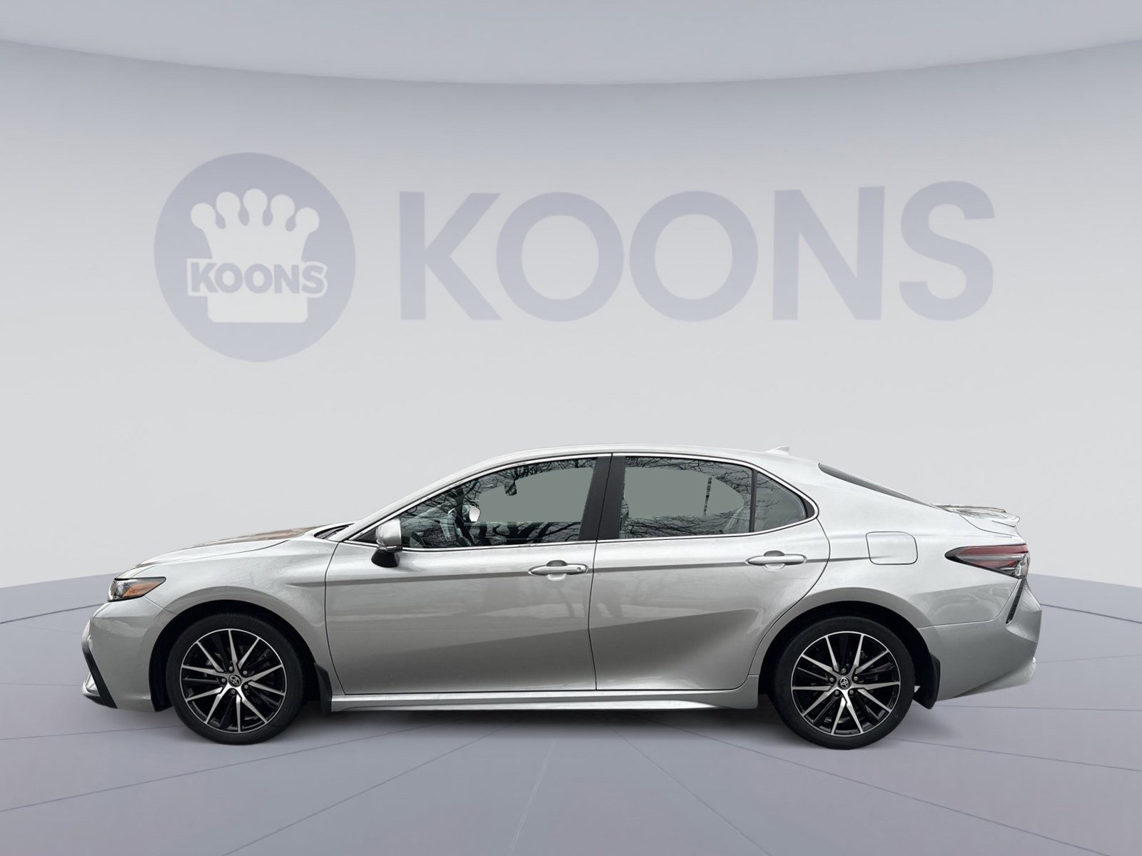 Used 2024 Toyota Camry SE image 2