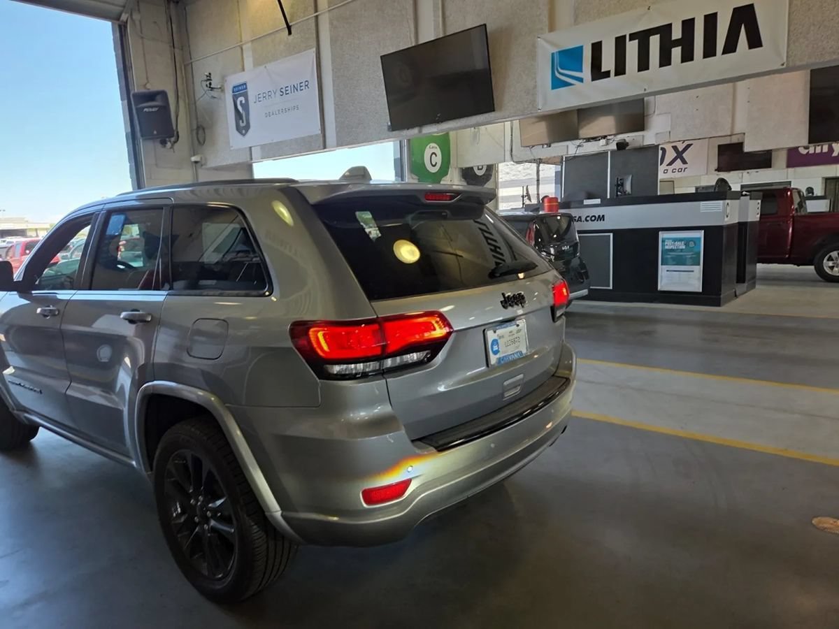 Used 2018 Jeep Grand Cherokee Altitude RWD image 2