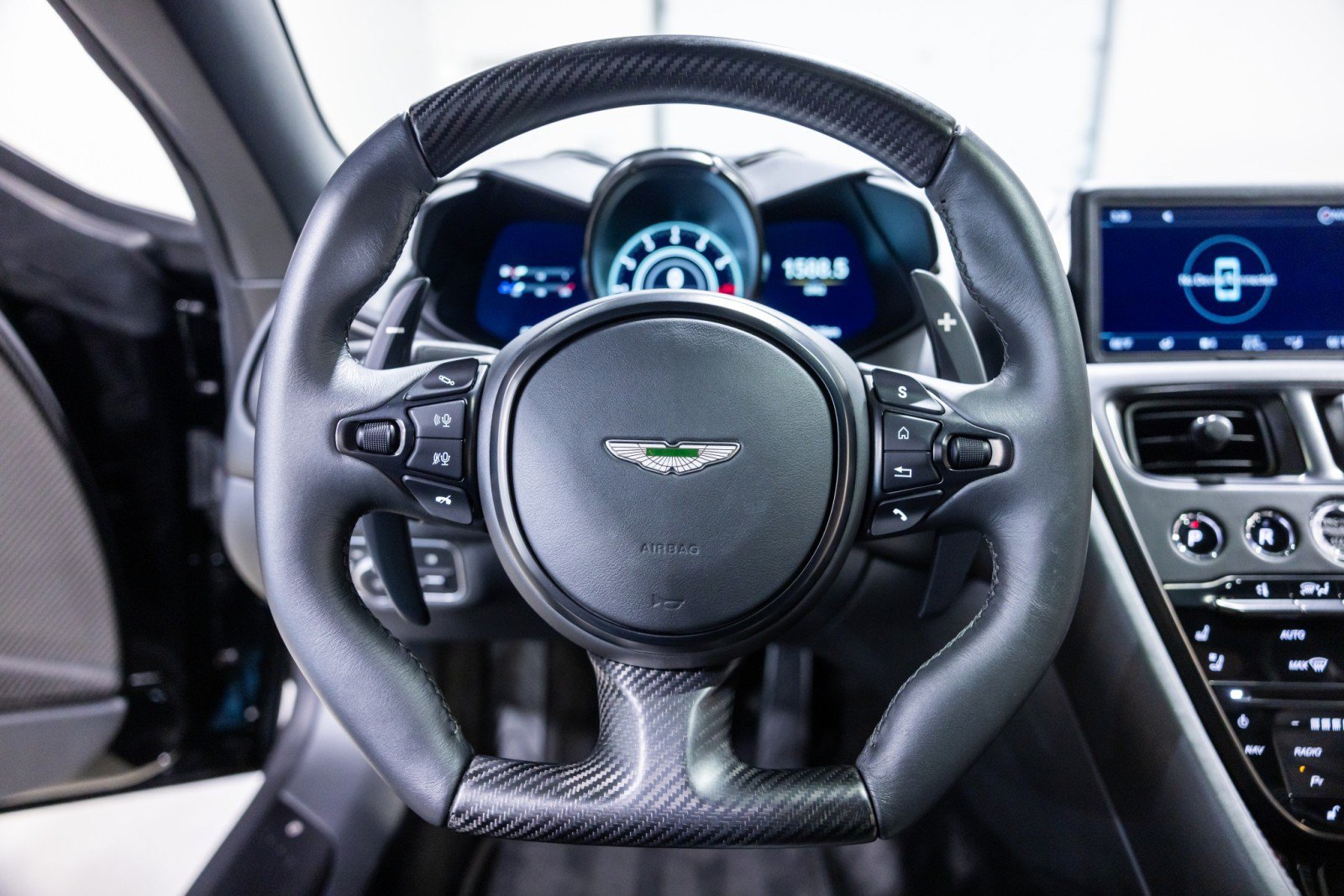 Used 2022 Aston Martin DBS Superleggera RWD image 46