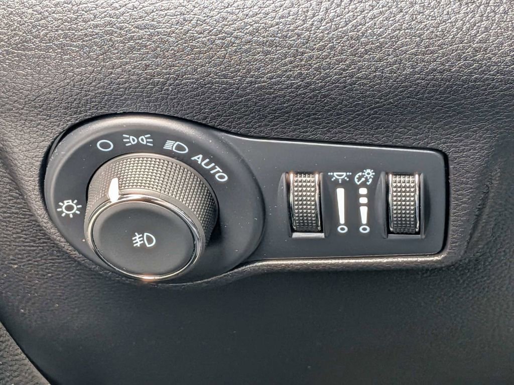 Used 2024 Jeep Compass Latitude image 24