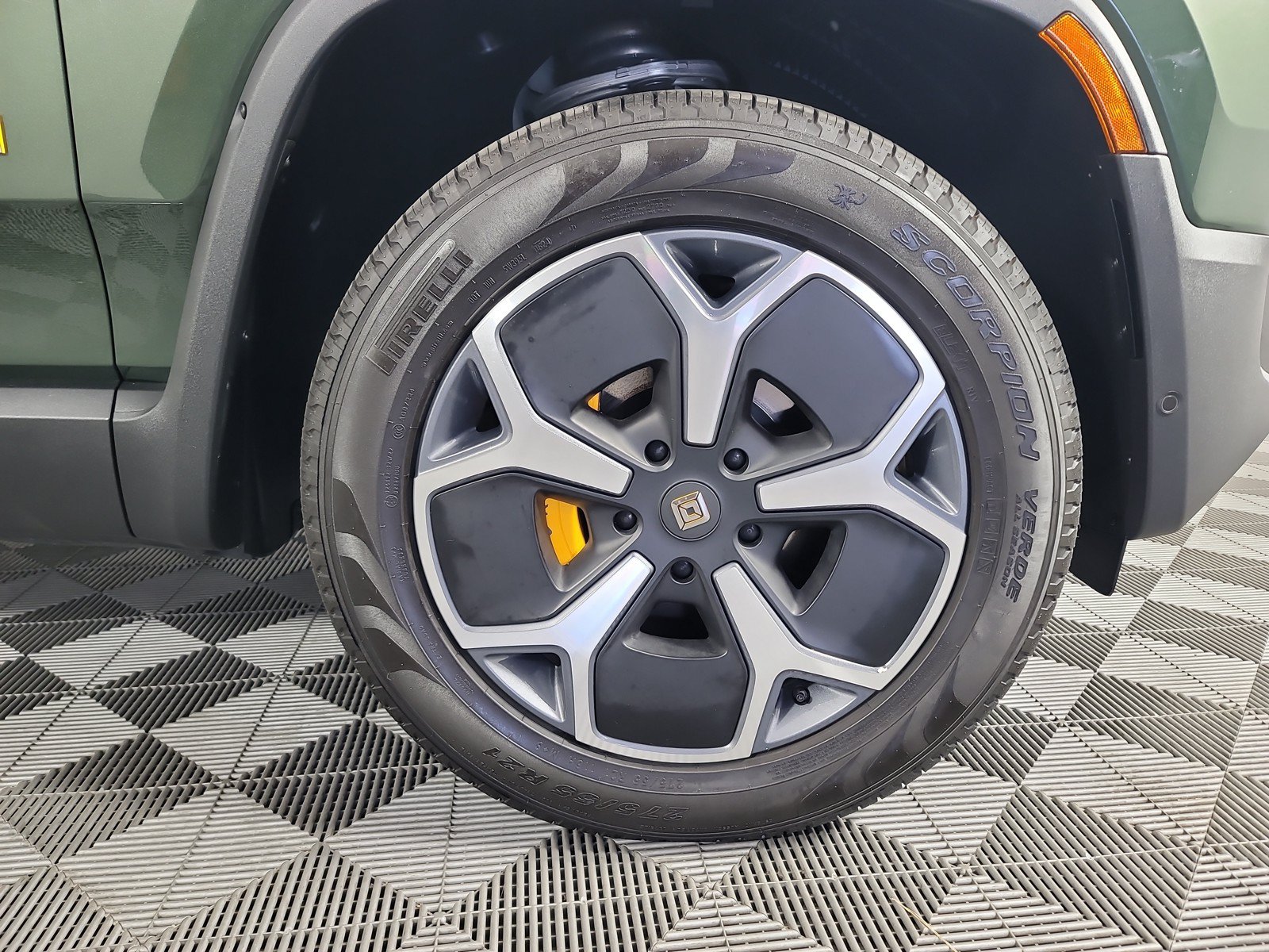 Used 2024 Rivian R1S Adventure AWD/4WD image 11