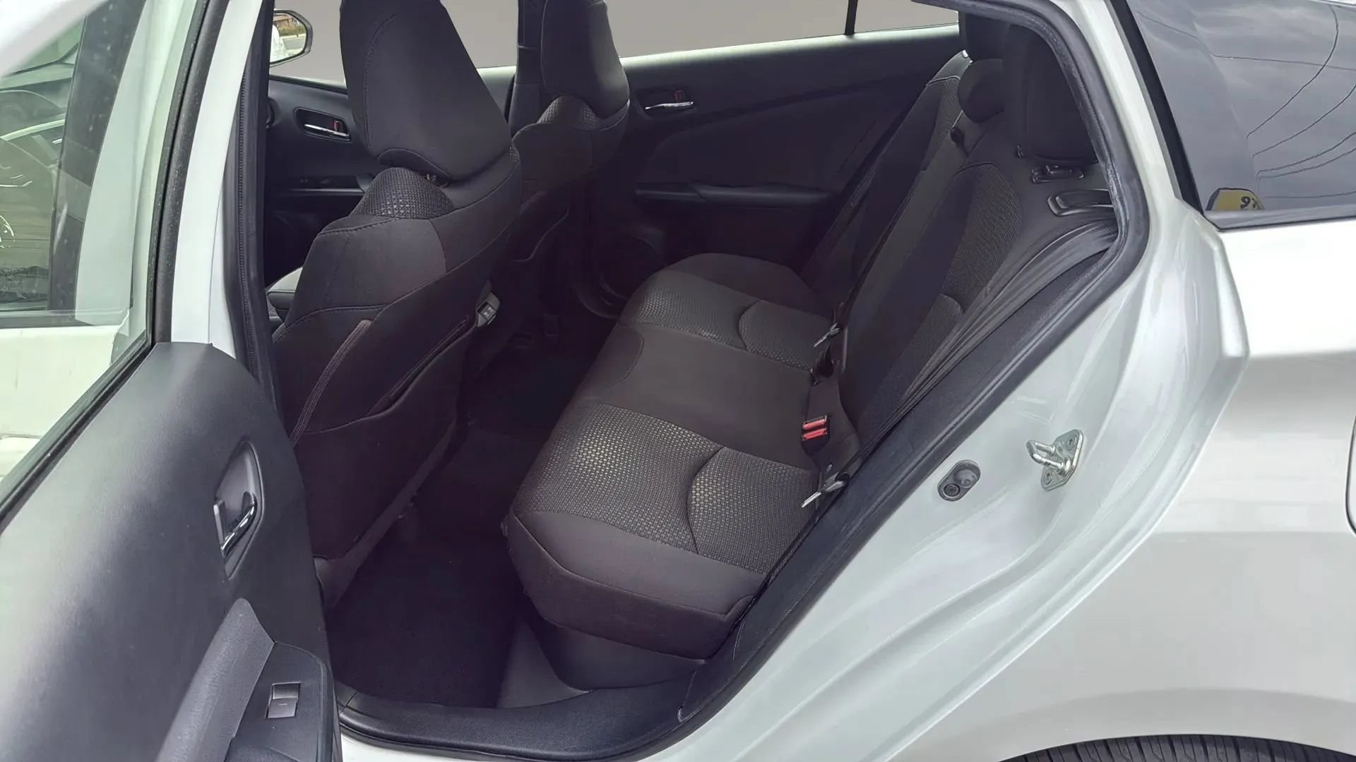 Used 2022 Toyota Prius LE FWD image 9