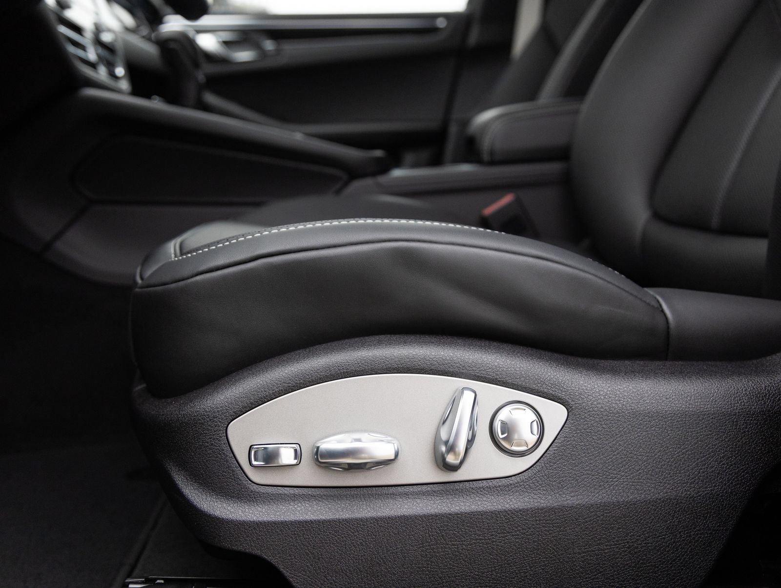 New 2026 Porsche Macan Turbo AWD/4WD image 22