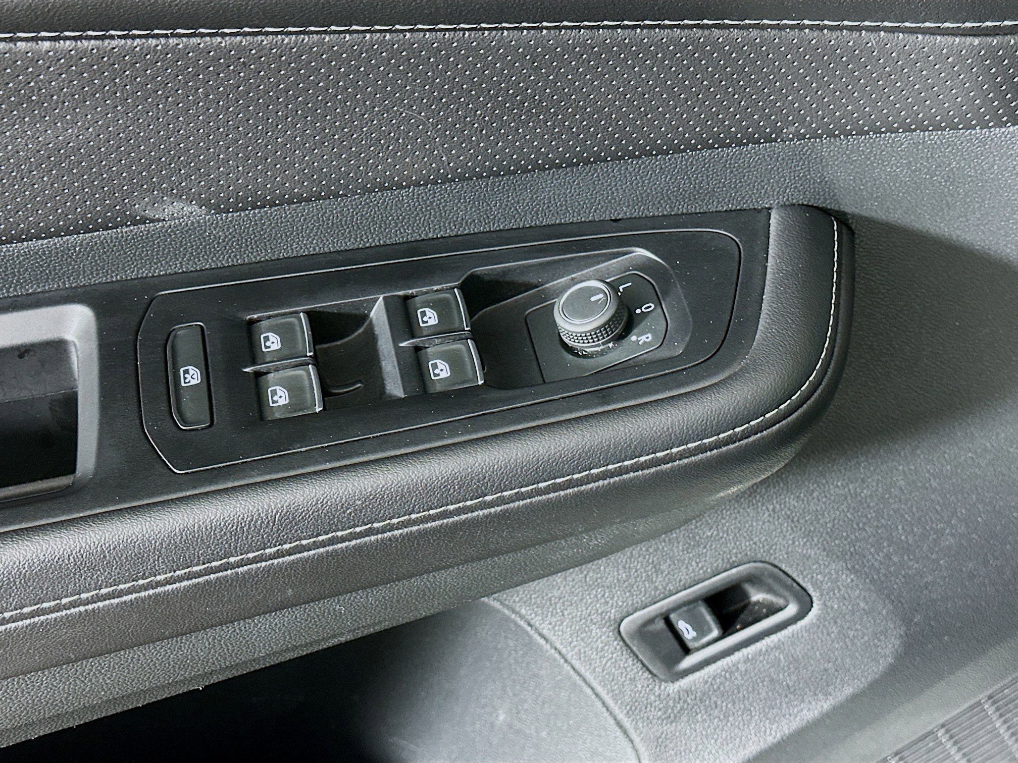 Used 2025 Volkswagen Atlas SE image 15