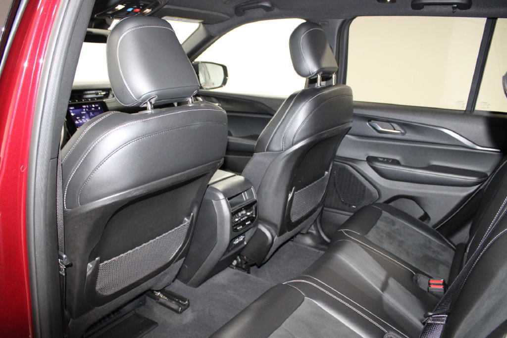 Used 2025 Jeep Grand Cherokee Altitude AWD/4WD image 19