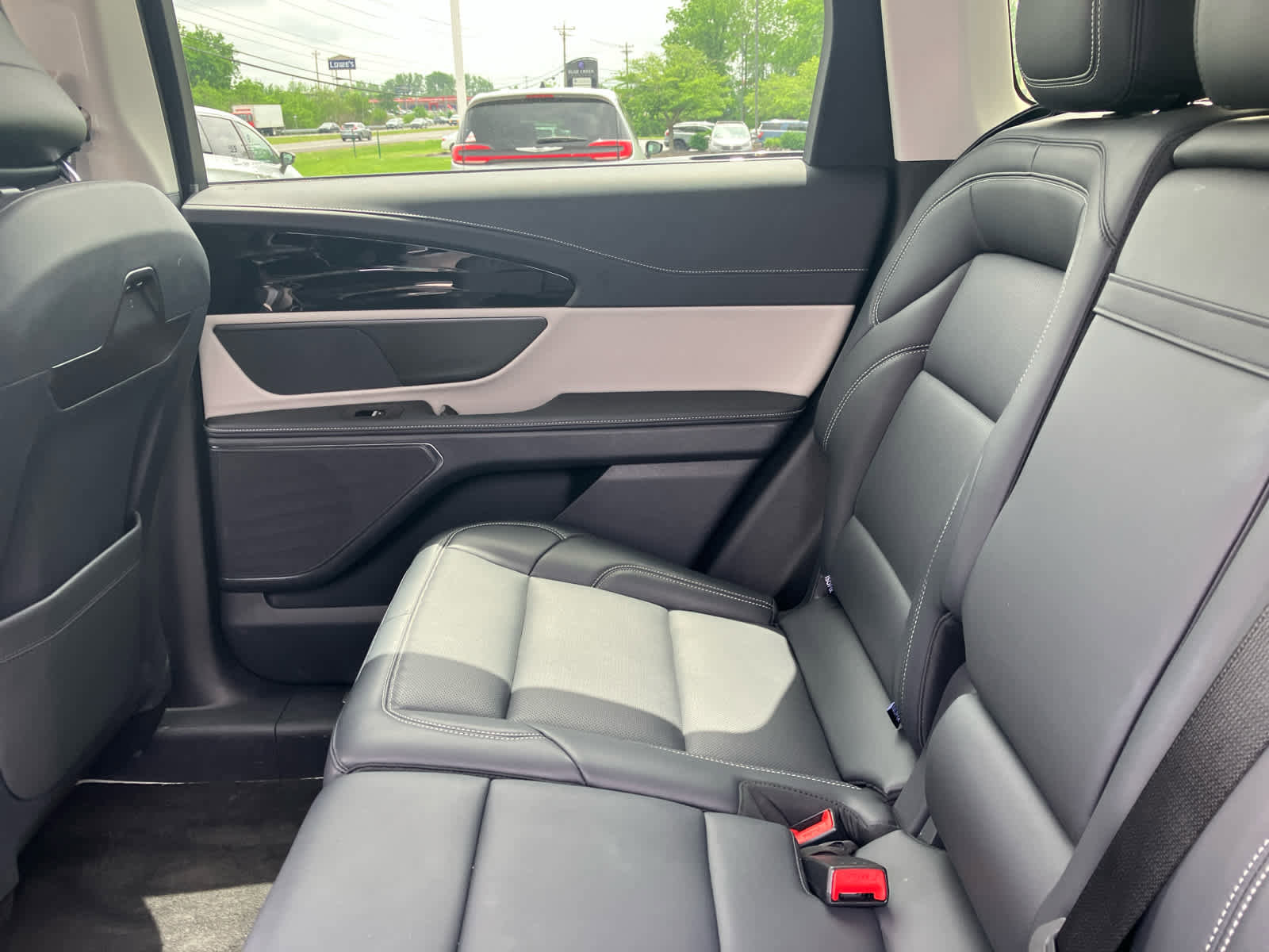 Used 2025 Lincoln Nautilus Premier AWD/4WD image 37