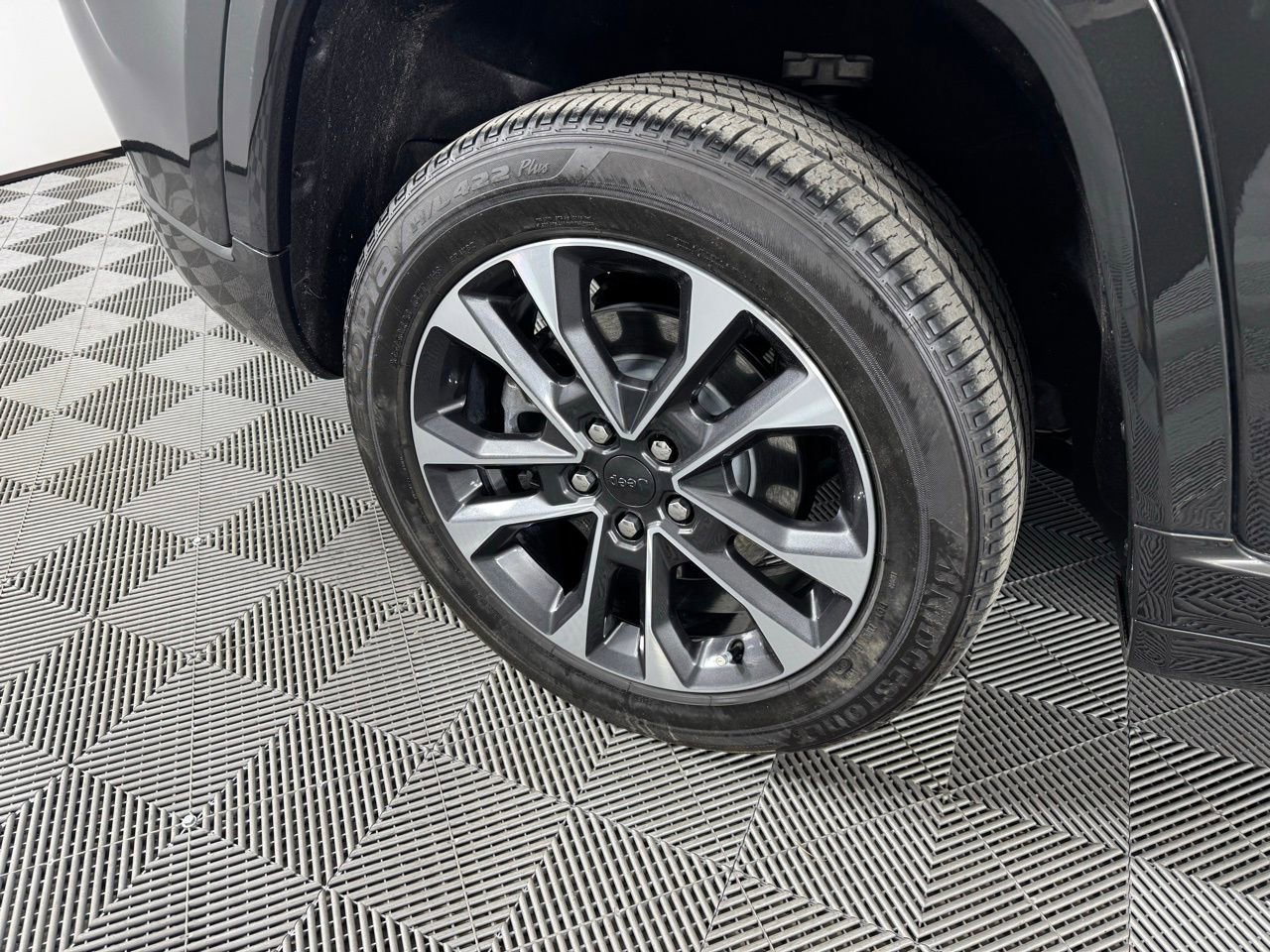 Used 2024 Jeep Grand Cherokee Overland w/ Luxury Tech Group IV image 38