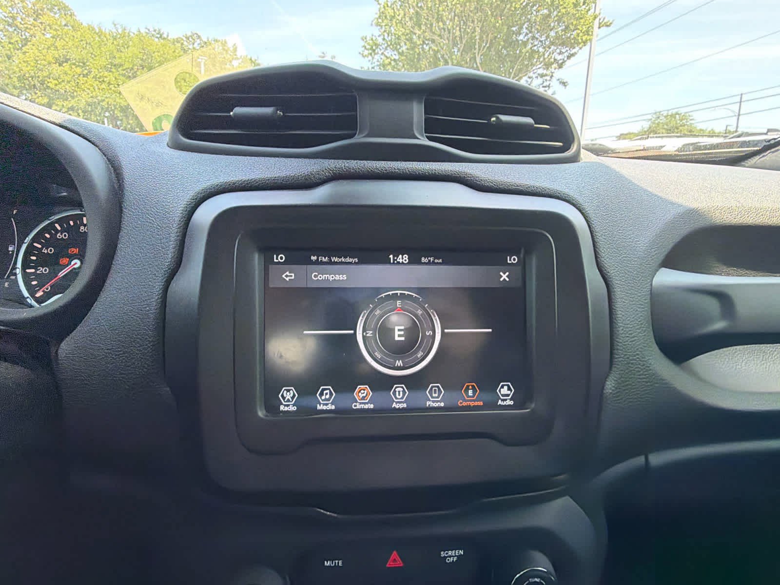 Used 2018 Jeep Renegade Latitude FWD image 34