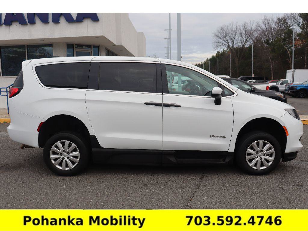 Used 2020 Chrysler Voyager L image 3