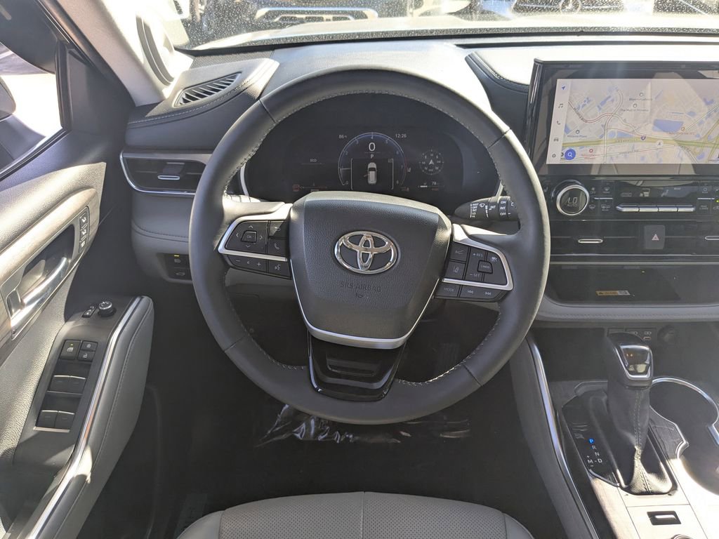 Used 2024 Toyota Highlander Limited image 3