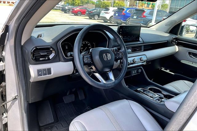 Used 2025 Honda Pilot Touring image 14