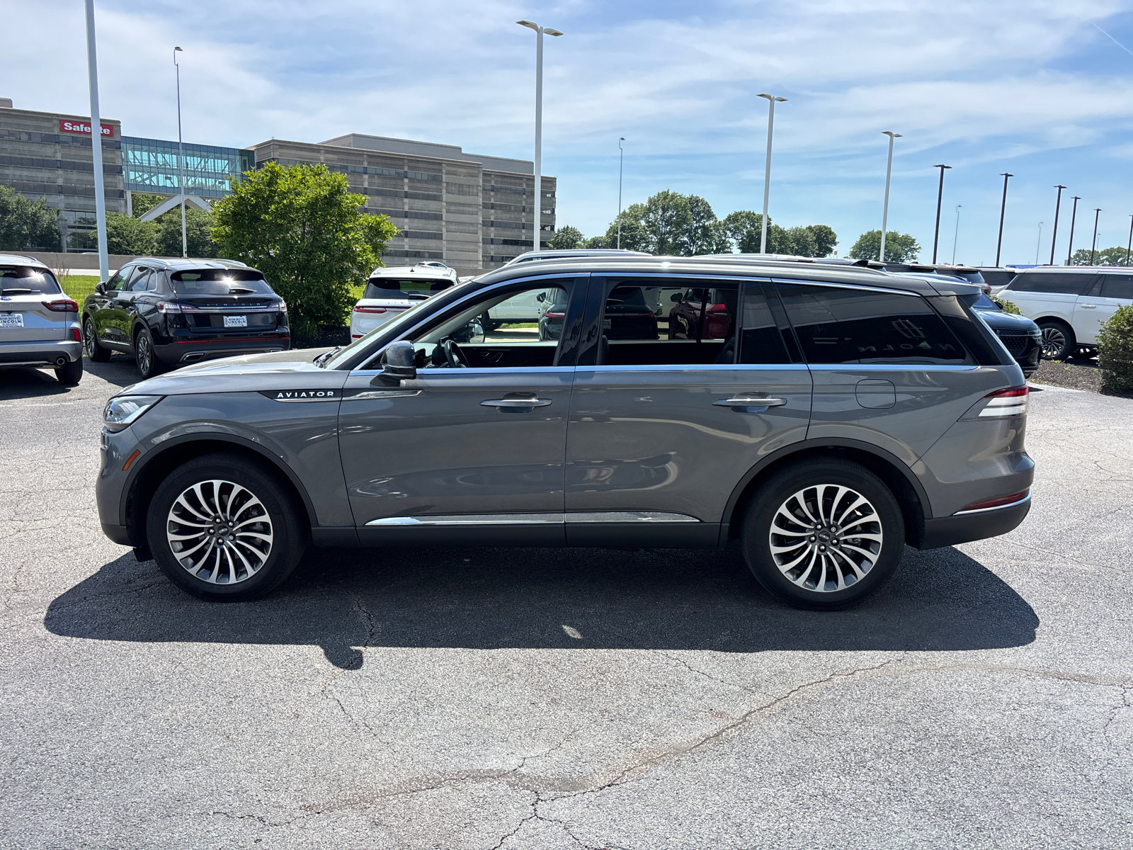 Used 2023 Lincoln Aviator Reserve w/ Elements Package Plus AWD/4WD image 4
