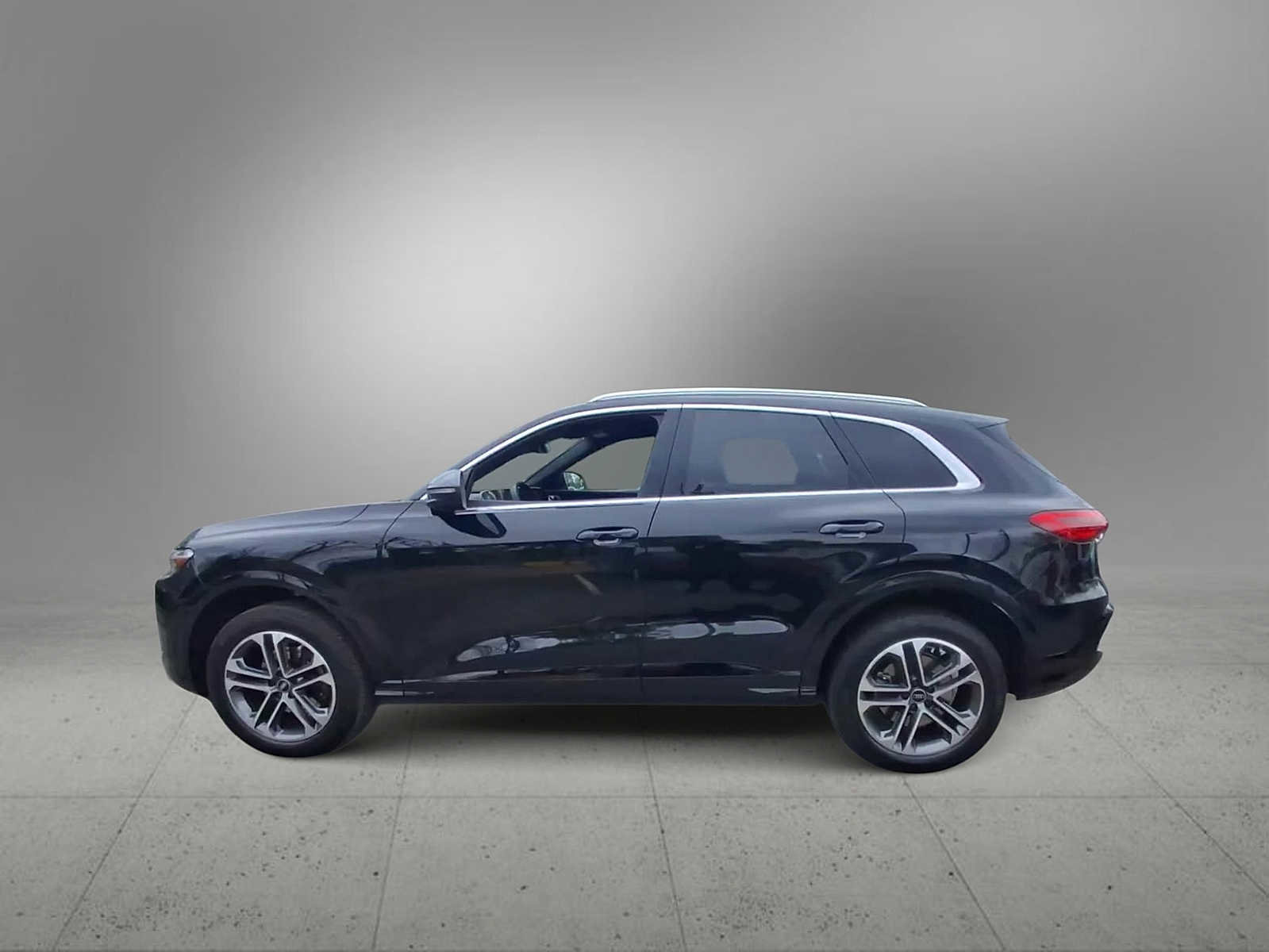 Certified 2025 Audi Q5 Premium w/ 19" Wheel Package AWD/4WD image 5