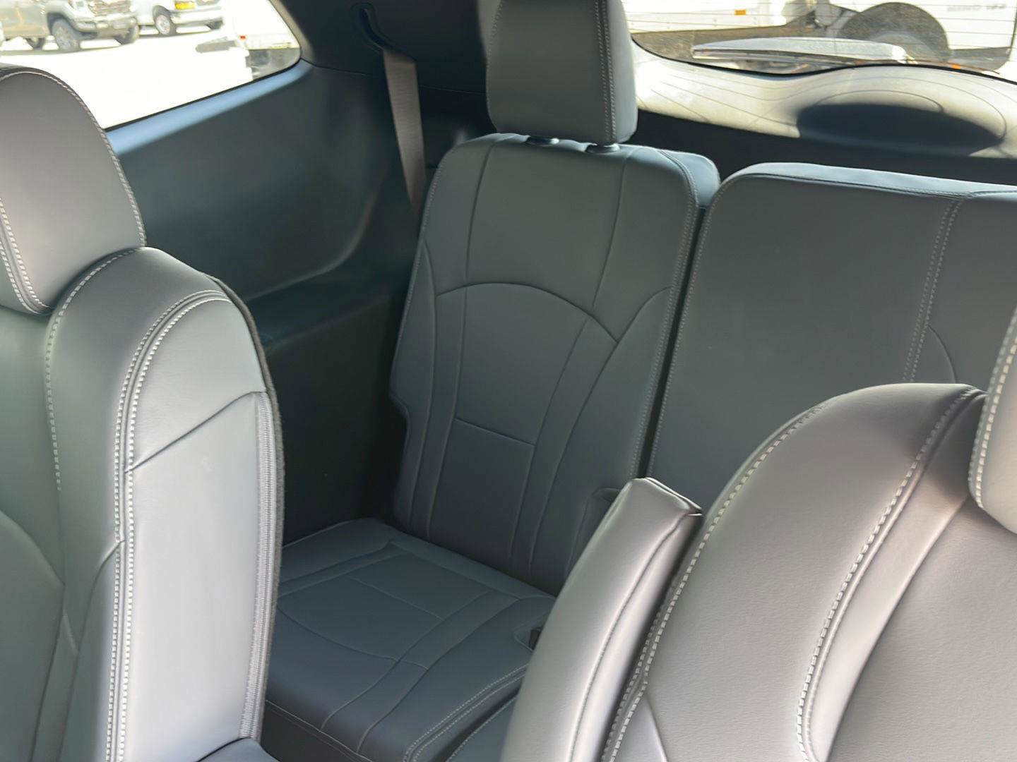 Used 2024 Buick Enclave Essence FWD image 6