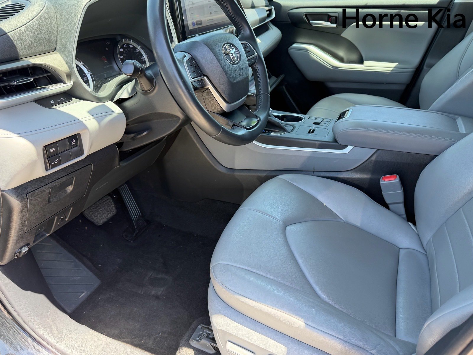Used 2023 Toyota Highlander XLE FWD image 18