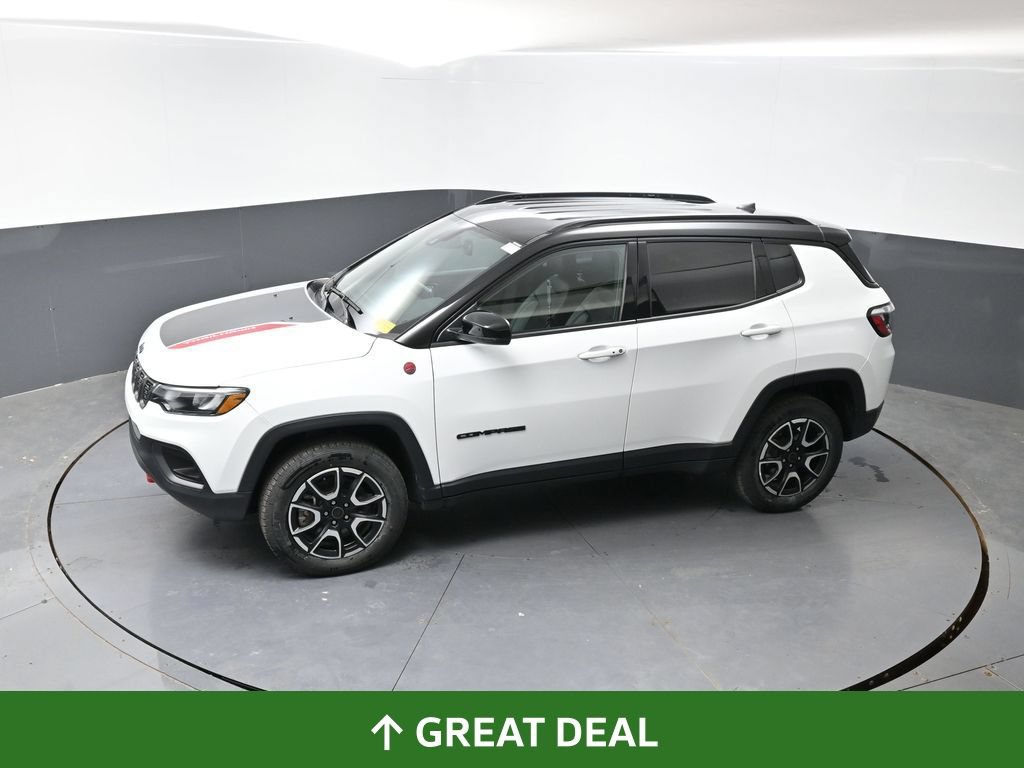 Used 2025 Jeep Compass Trailhawk AWD/4WD image 45