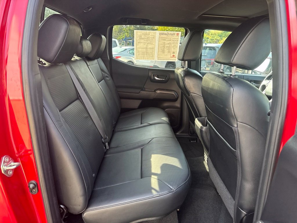 Used 2020 Toyota Tacoma TRD Sport w/ TRD Premium Sport Package AWD/4WD image 31