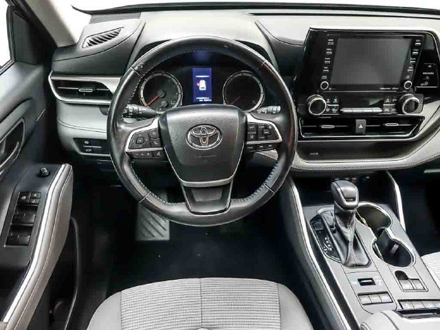 Used 2022 Toyota Highlander LE AWD/4WD image 13