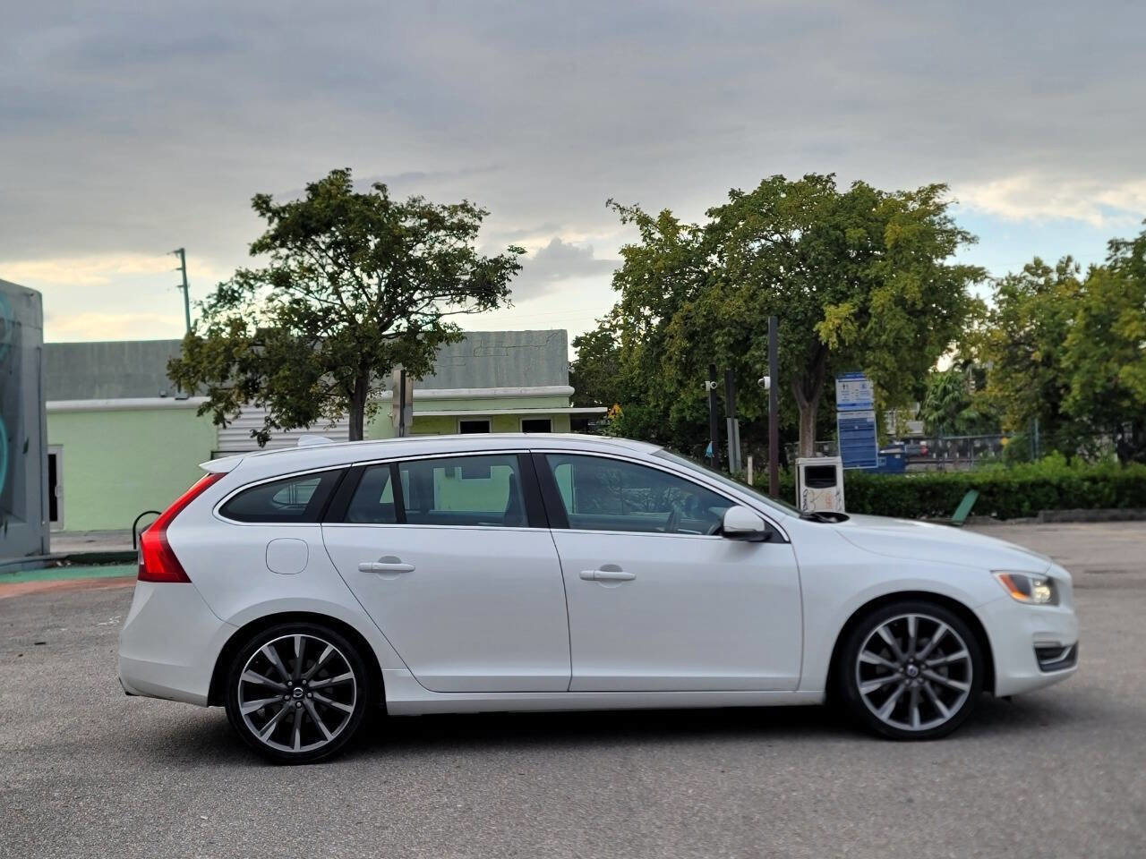 Used 2015 Volvo V60 T5 Platinum image 4