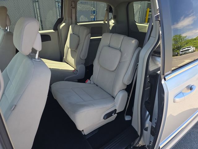 Used 2011 Chrysler Town & Country Touring w/ Entertainment Group #1 FWD image 10