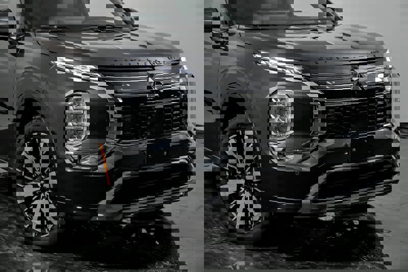 New 2026 Mitsubishi Outlander SEL image 2