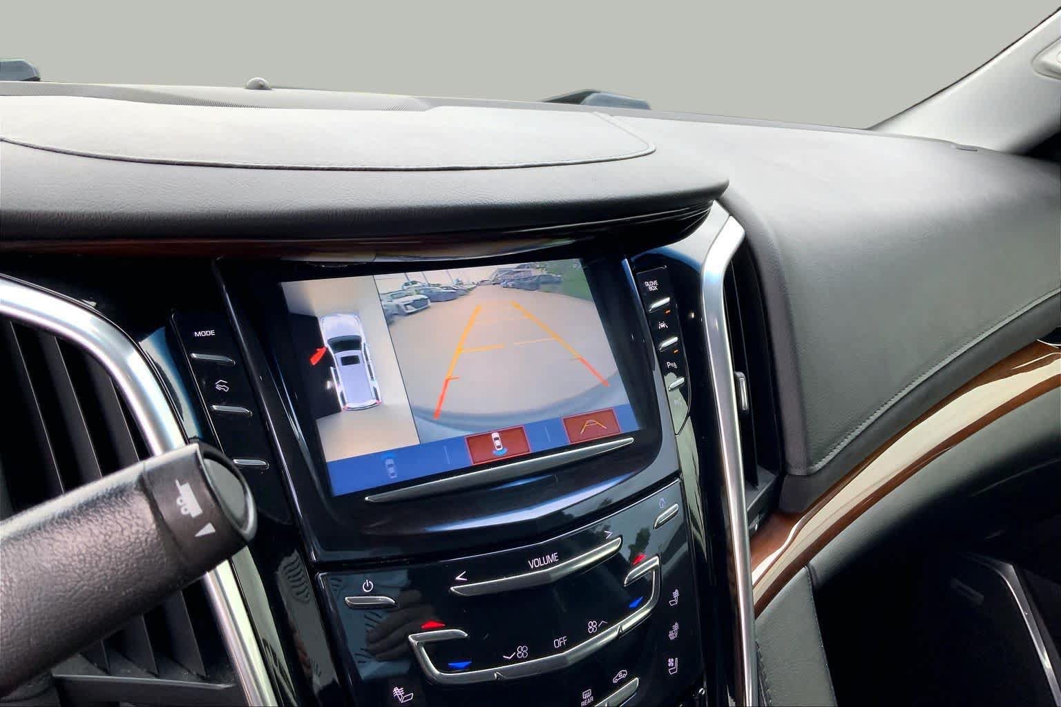 Used 2019 Cadillac Escalade Luxury AWD/4WD image 25