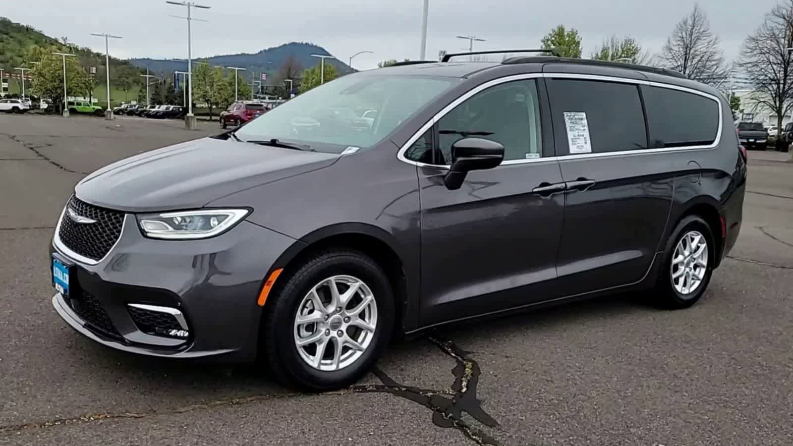 Used 2022 Chrysler Pacifica Touring-L FWD image 4
