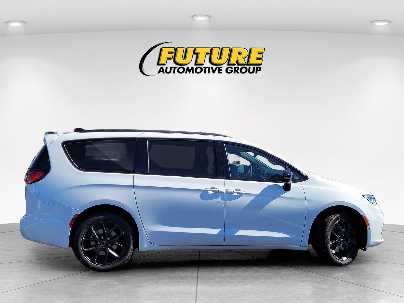 New 2026 Chrysler Pacifica Limited w/ S Appearance Package image 3