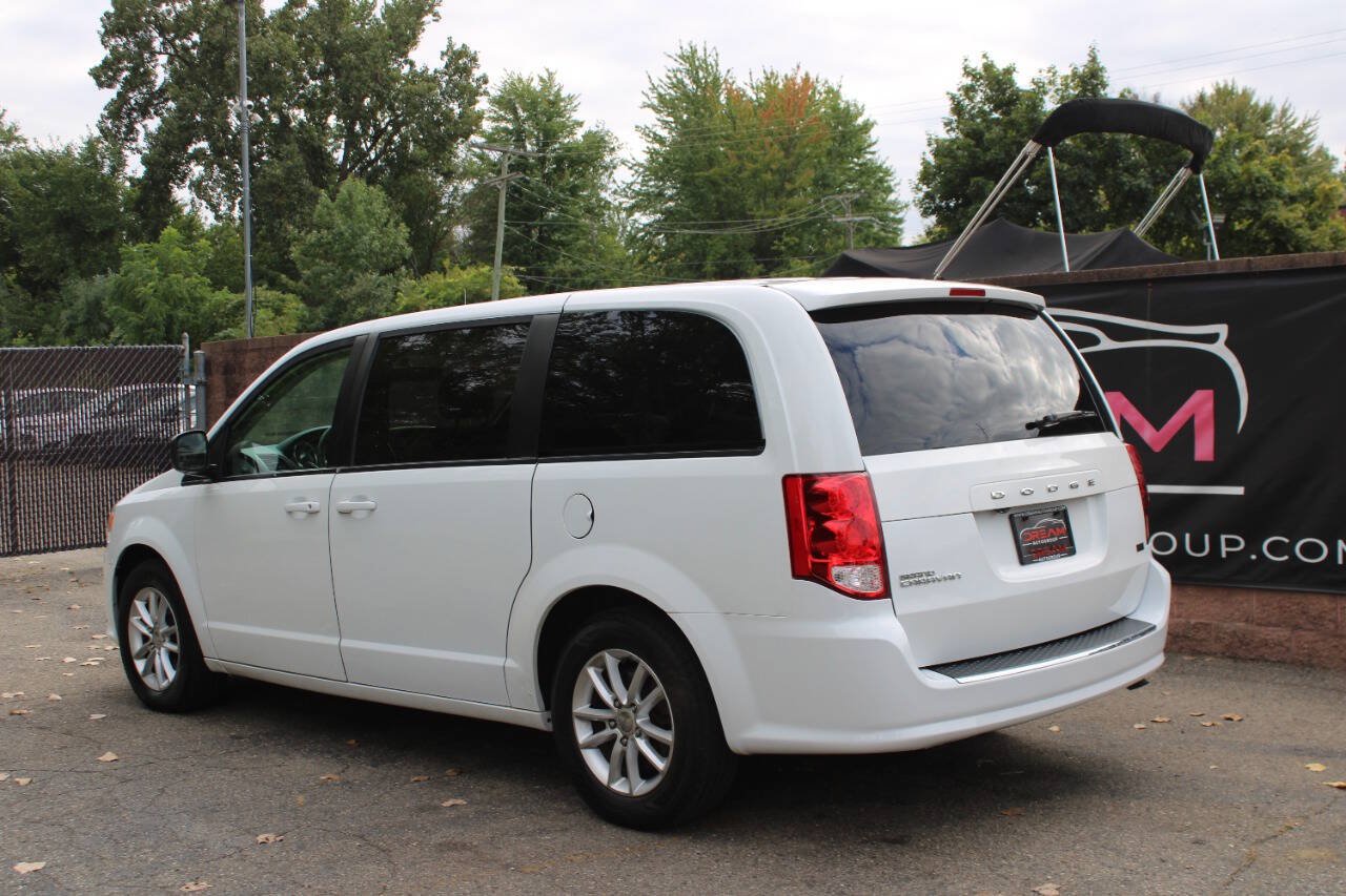 Used 2018 Dodge Grand Caravan SE FWD image 3