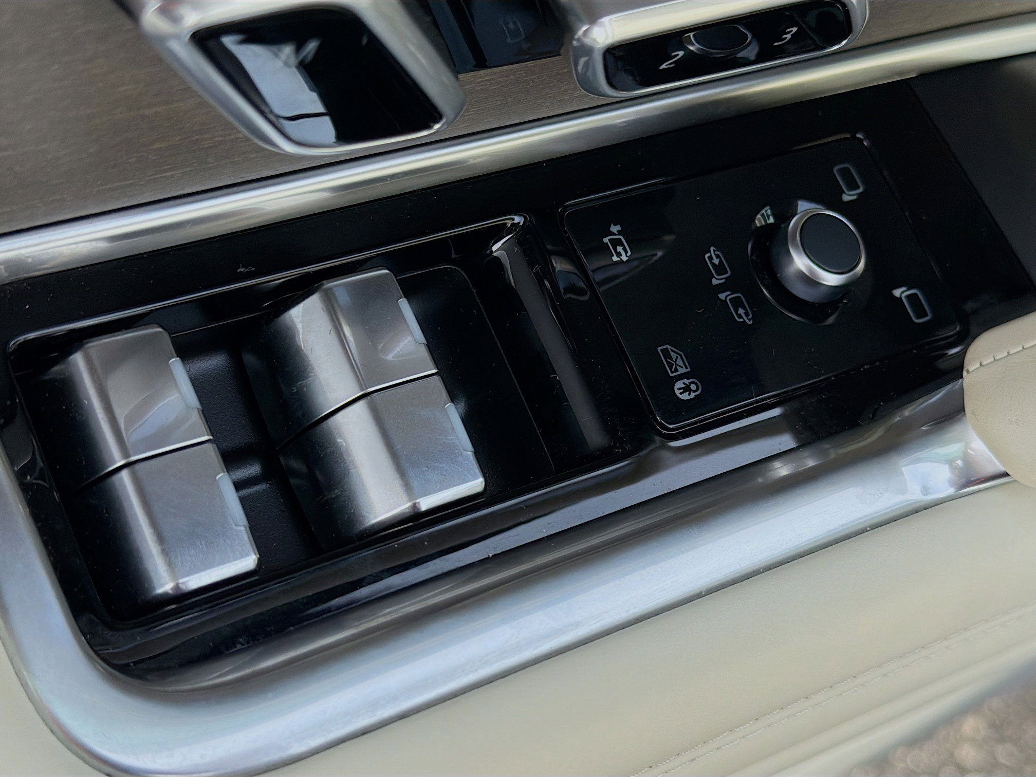 Used 2025 Land Rover Range Rover SV image 24