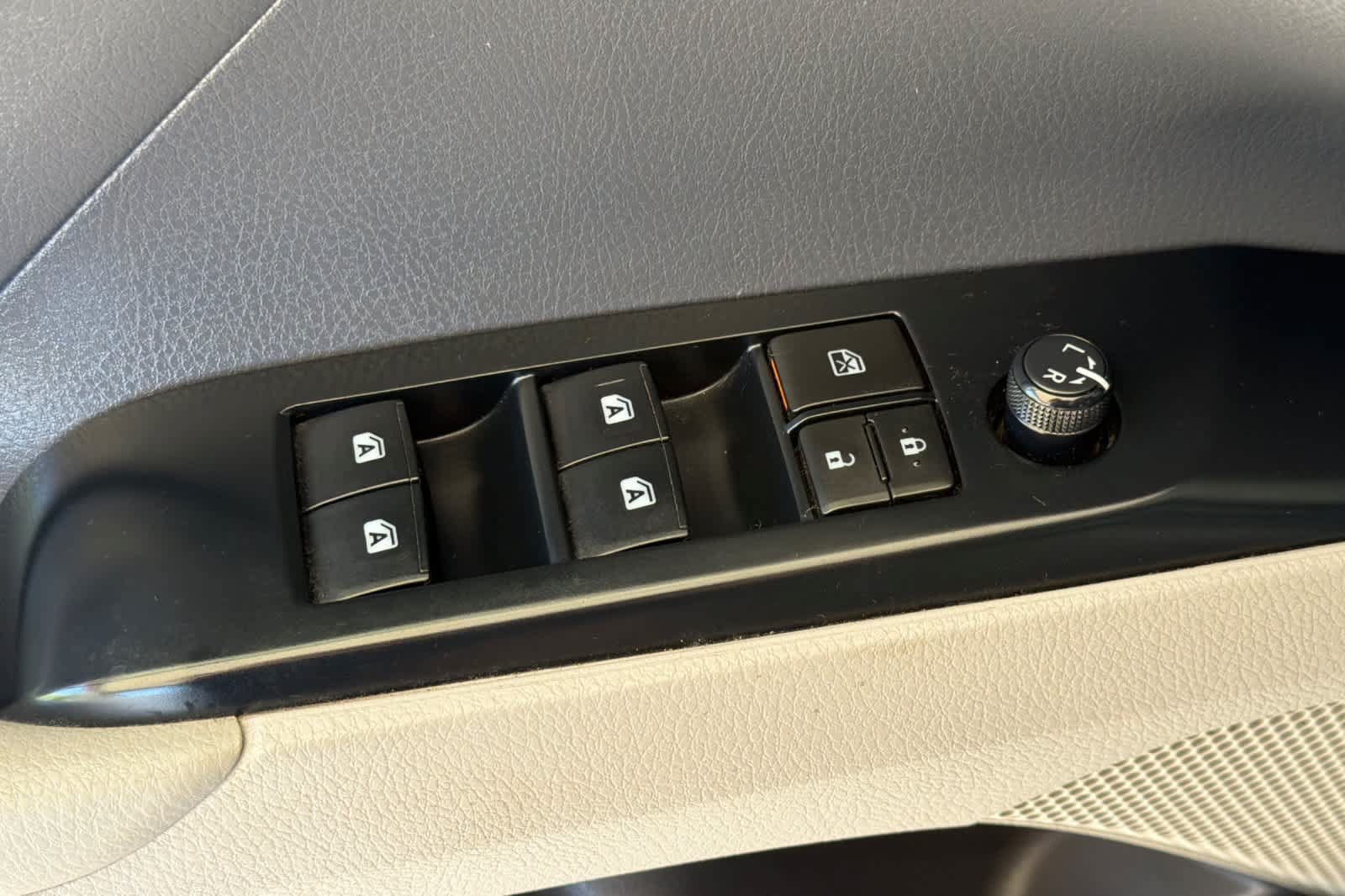 Used 2019 Toyota Camry SE FWD image 13