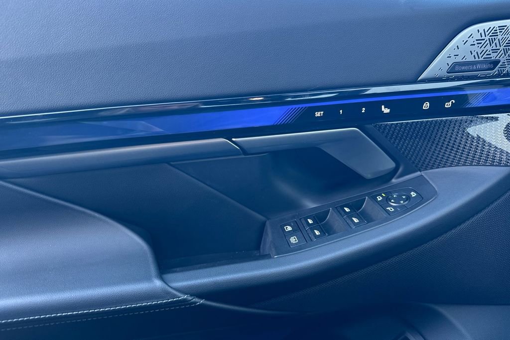 Used 2025 BMW M5 w/ Carbon Package image 10